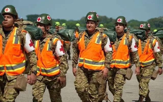 Equipos de rescate de El Salvador antes de volar a Venezuela este jueves.