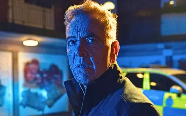 El escritor estadounidense se ha convertido en una marca infalible dentro del thriller televisivo. Su último éxito, Te encontraré, estrenada el 18 de junio, alcanzó el número 1 en 79 países en apenas unos días, consolidando el idilio entre el novelista y el gigante del streaming.   No es casualidad. Con más de treinta novelas publicadas desde los años 90, Coben construyó una obra reconocible por sus desapariciones, secretos familiares, giros constantes y esa habilidad casi quirúrgica para cerrar cada capítu