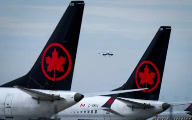 Air Canada anunció este viernes que suspende sus vuelos a Cuba de manera indefinida por la "incertidumbre política y económica" en la isla por la creciente presión de Estados Unidos. 