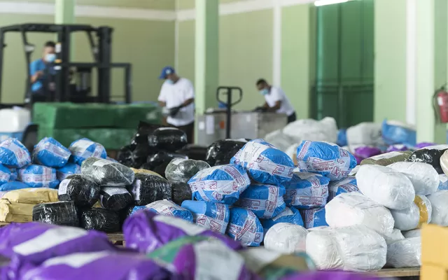 Paquetes y mercancías en un entorno de almacén logístico.