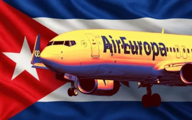 Avión de Air Europa aterrizando en el aeropuerto de La Habana en un día soleado.