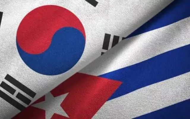 Representantes de la Cámara de Comercio de Cuba y la Asociación de Importadores de Corea (KOIMA) durante la firma del acuerdo de cooperación.