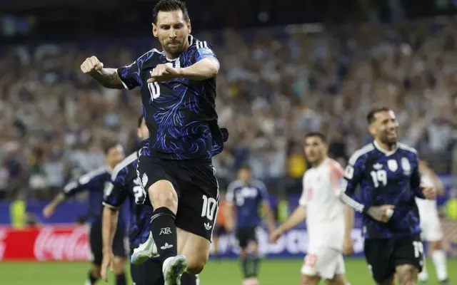 Lionel Messi celebrando tras anotar un gol durante el partido del Mundial entre Argentina y Jordania.
