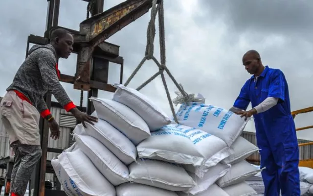 Operarios realizando la descarga de un buque cargado de sacos de arroz en el puerto de Santiago de Cuba.