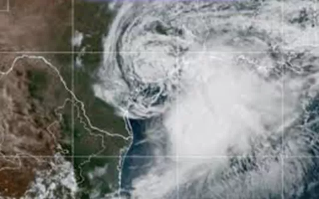 Mapa satelital que muestra la formación y trayectoria del ciclón tropical Arthur frente a las costas de Texas.