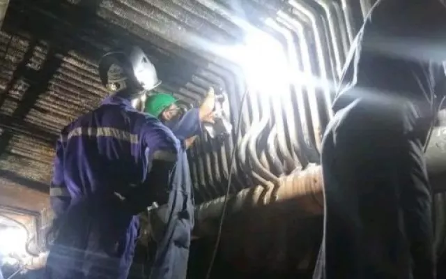 Personal técnico trabajando en las instalaciones de la central térmica Antonio Guiteras en Matanzas.