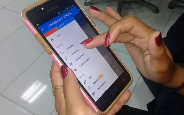 Interfaz de la aplicación Transfermóvil mostrando las opciones del Banco Metropolitano.