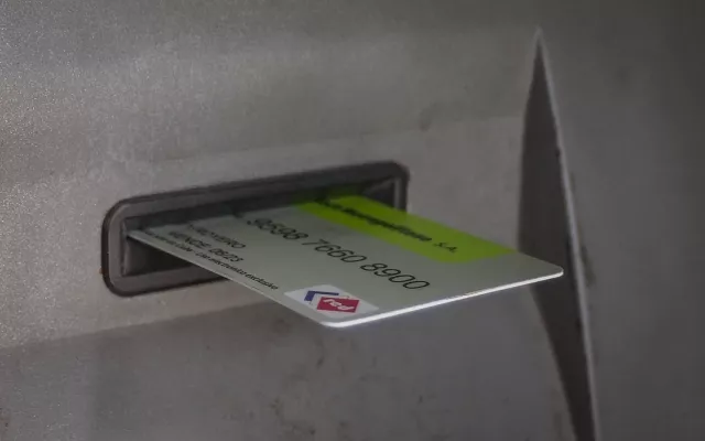 Tarjeta magnética del Banco Metropolitano insertada en un cajero automático.