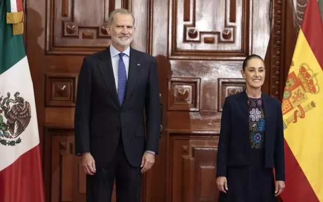 La presidenta Claudia Sheinbaum y el rey Felipe VI posan juntos durante su reunión oficial en el Palacio Nacional de México.