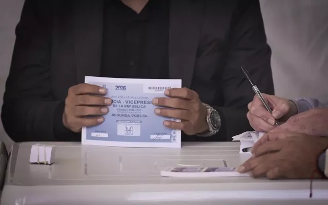 Ciudadanos colombianos acudiendo a las urnas durante la jornada de elecciones presidenciales.