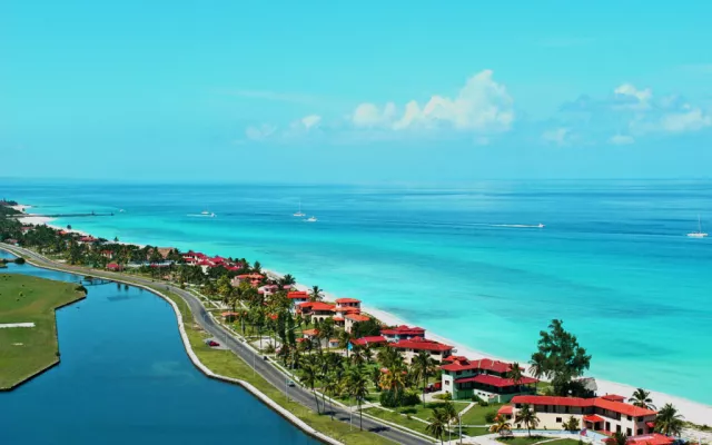 Vista panorámica de instalaciones hoteleras en el balneario de Varadero, Cuba.