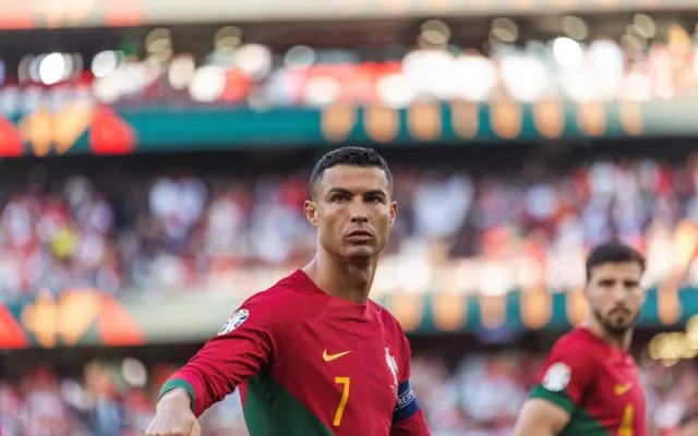 Montaje gráfico de Cristiano Ronaldo junto a paneles solares y una bandera cubana.