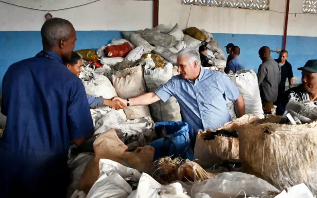Miguel Díaz-Canel visitando instalaciones del Grupo Empresarial de Reciclaje en La Habana.