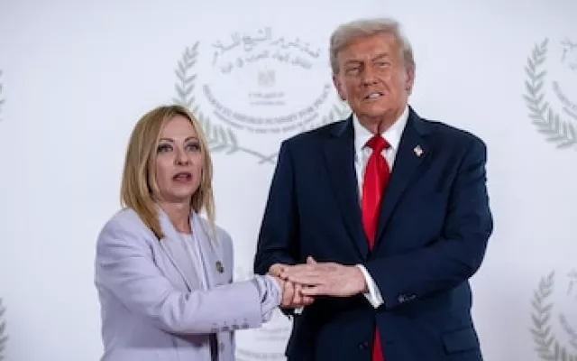 Giorgia Meloni y Donald Trump conversando durante la cumbre del G7.