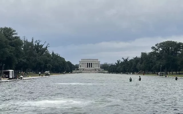 Donald Trump observando el Estanque Reflectante de Washington durante la polémica por su deterioro.