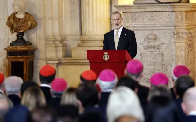 El rey Felipe VI junto al papa León XIV durante el discurso en el Palacio Real de Madrid.