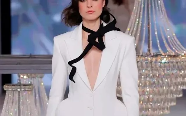 Fotografía de una novia con traje de chaqueta y estilo moderno.