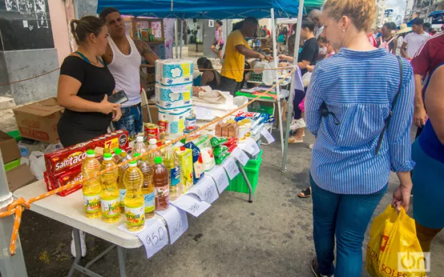 Productos comercializados por negocios privados en la feria de la calle Galiano en La Habana.