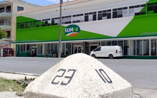 Fachada del antiguo mercado de 23 y 10 en La Habana, ahora renovado con la identidad visual de la empresa SUMAI.
