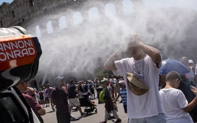 Vista de un termómetro público marcando una temperatura extremadamente alta en un entorno urbano europeo.