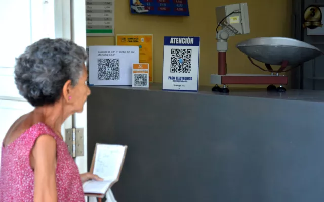 Establecimiento comercial en Cuba mostrando servicios de pago electrónicos en bodegas.
