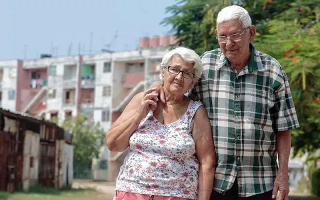 Un grupo de adultos mayores cubanos recibiendo atención en un centro de asistencia.