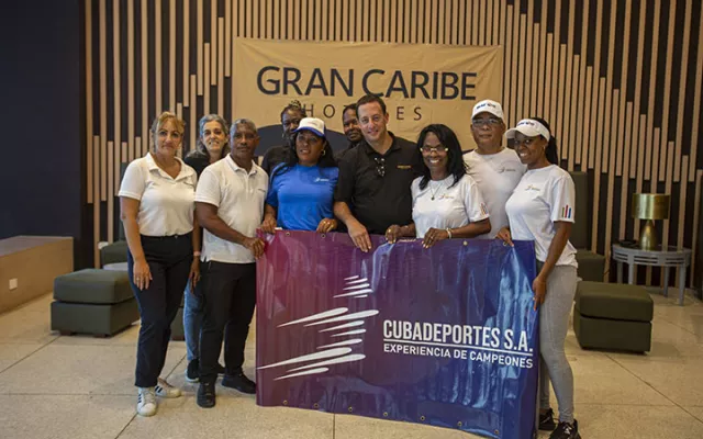 Representantes del grupo hotelero Gran Caribe durante la feria promocional de verano en el hotel Capri.