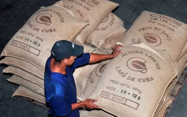 Sacos de café almacenados en una instalación productiva, representando la actividad agroexportadora de la provincia.