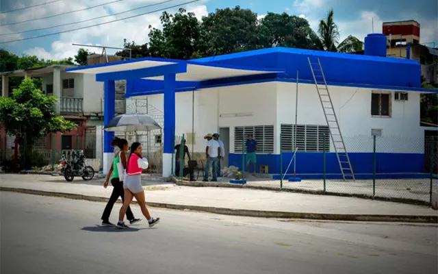 Vista exterior de la estación de carga fotovoltaica en construcción en el reparto Alcides Pino, Holguín.