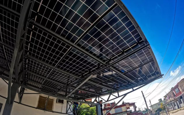 Vista exterior de la nueva estación de carga fotovoltaica en Holguín, equipada con paneles solares y sistemas de almacenamiento.