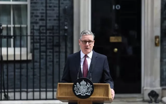 Keir Starmer dando una declaración junto a su esposa Victoria frente a la puerta de Downing Street.