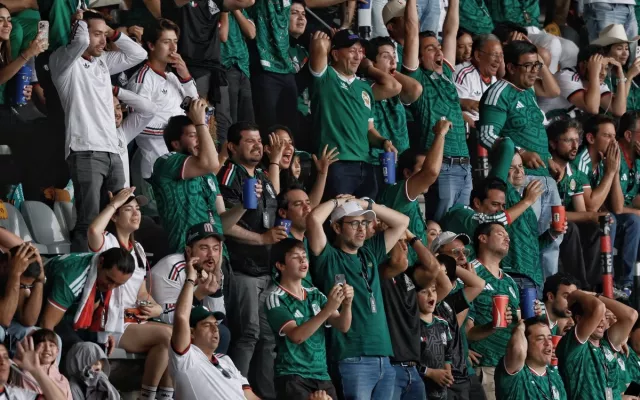 Aficionado luciendo la camiseta oficial de la selección mexicana de fútbol.