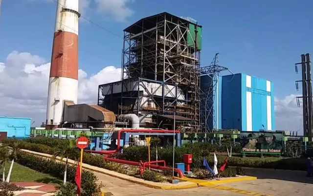 Vista exterior de la Central Termoeléctrica Antonio Guiteras en Cuba.