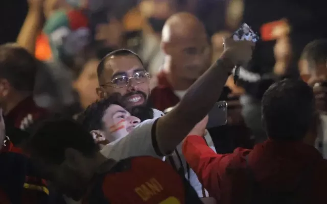Jugadores de la selección española de fútbol llegando a su hotel de concentración en Guadalajara entre aficionados.