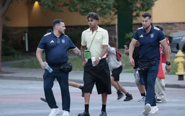 Lamine Yamal caminando por las calles de Chattanooga acompañado por personal de seguridad.