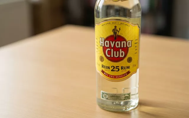 Botella de ron Havana Club sobre una superficie neutra.