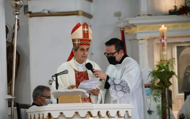Fotografía de Monseñor Marcos Pirán Gómez en un acto religioso oficial.