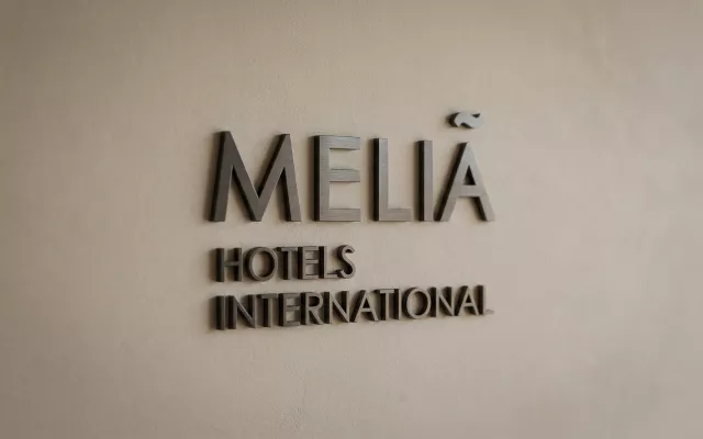 Logotipo de la cadena hotelera Meliá sobre un fondo neutro.