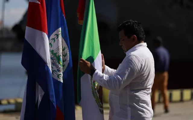Buque comercial Asian Katra atracado en puerto cubano durante la descarga de donativos.