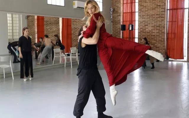 Bailarines de MiCompañía sobre el escenario durante el estreno de la obra Servus en La Habana.
