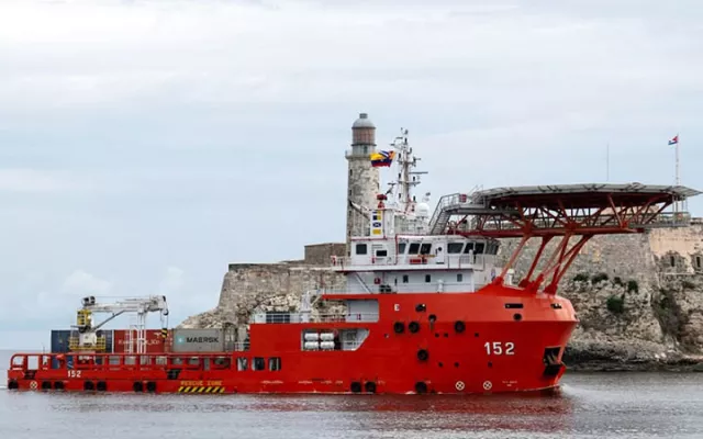 Barco de carga atracado en puerto cubano recibiendo suministros humanitarios provenientes de Colombia.