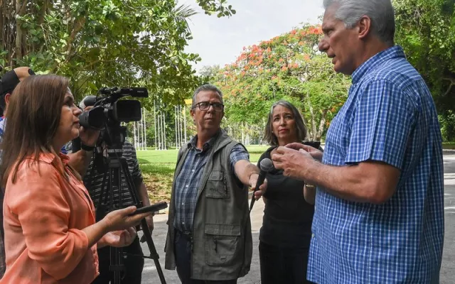 El presidente Miguel Díaz-Canel durante su encuentro con el equipo de prensa de la Presidencia para explicar las medidas económicas.