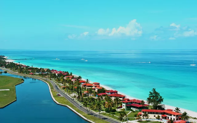 Vista panorámica de instalaciones hoteleras en la zona de playa de Varadero, Cuba.