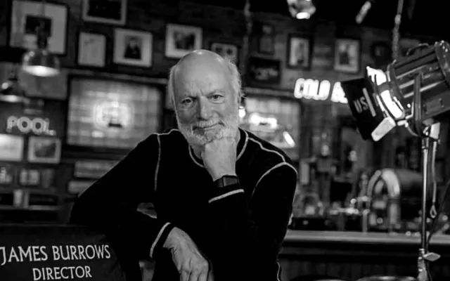 Retrato de James Burrows, el influyente director de televisión estadounidense, en un entorno profesional.