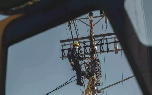 Transformadores eléctricos sobre un poste de concreto.