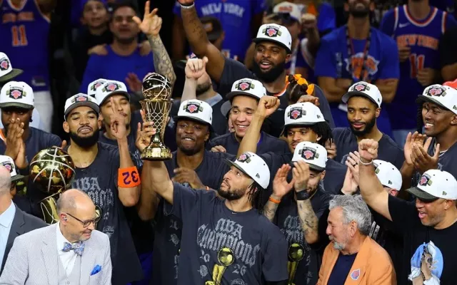 Jugadores de los New York Knicks celebrando el título de la NBA en la cancha tras su victoria ante los Spurs.