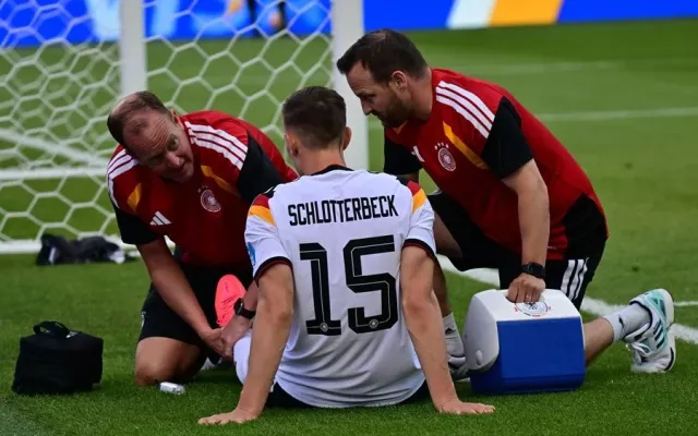 Nico Schlotterbeck siendo atendido en el campo de juego tras lesionarse el tobillo.