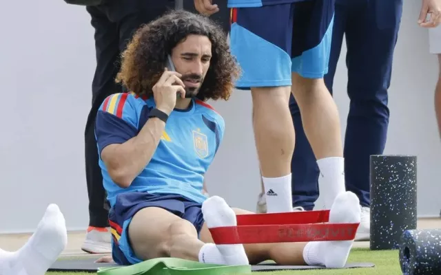 El futbolista Marc Cucurella durante una sesión de entrenamiento con la selección española.