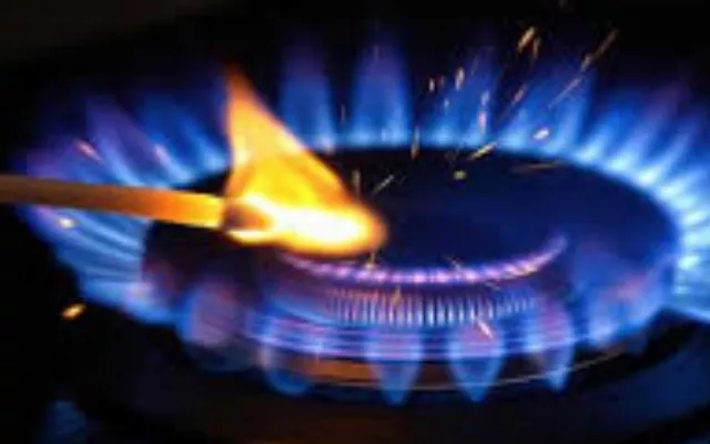Imagen ilustrativa que muestra una instalación de gas con elementos de señalización y mantenimiento.
