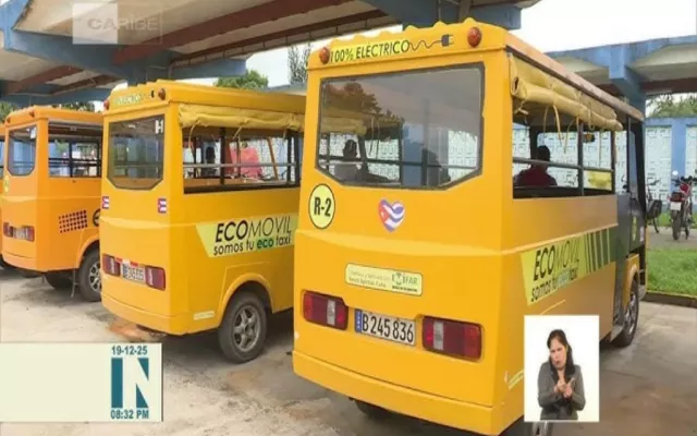 Microbuses eléctricos conocidos como ecomóviles circulando en una localidad de Cuba.